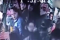 Video: Sàm sỡ thiếu nữ trên xe bus, kẻ biến thái nhận liên hoàn tát