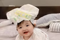 Ông Cao Thắng trổ tài làm stylist cho con gái khi vợ vắng nhà