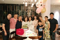 Hà Tăng sang Mỹ chăm sóc bạn thân Thân Thúy Hà vừa sinh con?