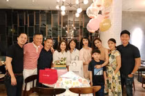 Hà Tăng sang Mỹ chăm sóc bạn thân Thân Thúy Hà vừa sinh con?