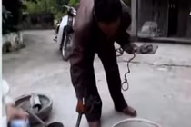 Video: Dị nhân 35 năm không cắt móng tay ở Nam Định