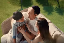 Hà Hồ nói gì về tấm ảnh đặt tay lên Kim Lý "khẳng định chủ quyền"