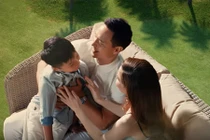 Hà Hồ nói gì về tấm ảnh đặt tay lên Kim Lý "khẳng định chủ quyền"