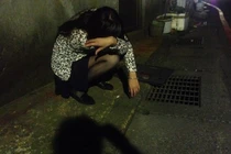 Bạn gái đòi chia tay, chàng trai đến tận nhà khỏa thân để đe dọa