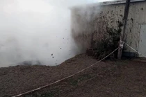 Video: Hố bùn sôi sục bất ngờ xuất hiện tại sân sau nhà ở New Zealand