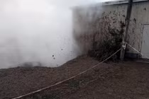 Video: Hố bùn sôi sục bất ngờ xuất hiện tại sân sau nhà ở New Zealand