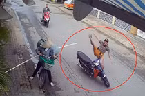 Video: Kết đau đớn cho thanh niên đi xe máy khi chạm trán "ninja" đồng nát
