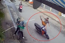 Video: Kết đau đớn cho thanh niên đi xe máy khi chạm trán "ninja" đồng nát