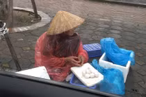 Câu chuyện cụ bà đội mưa bán trứng và bài học làm từ thiện