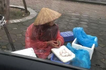 Câu chuyện cụ bà đội mưa bán trứng và bài học làm từ thiện