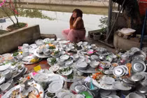 Sự thật bức ảnh nàng dâu ngồi cạnh "núi" bát đĩa bẩn