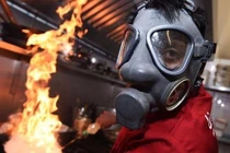 Video: Đầu bếp phải đeo mặt nạ khi làm cà ri cay nhất thế giới