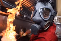 Video: Đầu bếp phải đeo mặt nạ khi làm cà ri cay nhất thế giới