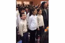 Cậu bé "diễn sâu", đặt trọn tâm trí vào bài hát siêu hài hước