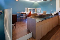 Căn nhà đơn giản nổi bật giữa không gian phố cổ Seoul