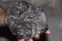 Tiết lộ mình nhặt được hòn đá cháy xém, người thợ mỏ hốt hoảng