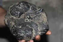 Tiết lộ mình nhặt được hòn đá cháy xém, người thợ mỏ hốt hoảng