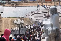 Video: Chen chân xem tượng Phật ngồi kỳ vĩ ở đất võ