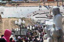 Video: Chen chân xem tượng Phật ngồi kỳ vĩ ở đất võ