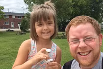 Cô bé đưa côn trùng đi học khiến ai cũng ngưỡng mộ khi viết báo khoa học