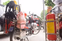 Video: Độc đáo xe máy chữa cháy ở Hà Nội