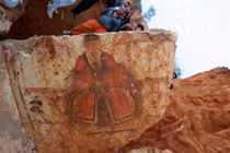 Cả gan nếm chất lỏng đỏ trong mộ cổ, anh nông dân suýt mất mạng