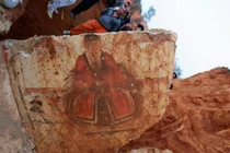 Cả gan nếm chất lỏng đỏ trong mộ cổ, anh nông dân suýt mất mạng