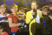 Vượng Râu hát hội chợ bị fan nữ sàm sỡ