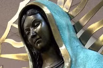 Lạ lùng bức tượng Đức mẹ đồng trinh 'nhỏ lệ' tỏa hương như hoa hồng