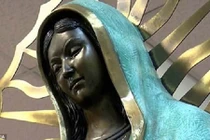 Lạ lùng bức tượng Đức mẹ đồng trinh 'nhỏ lệ' tỏa hương như hoa hồng