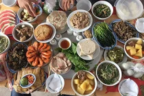 Nhà trai mang túi lấy phần đến dự đám cưới còn tiện mang thùng bia về