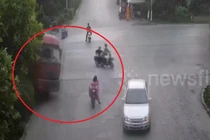 Video: Đám đông đào cát cứu người phụ nữ bị xe chở cát lật trúng