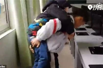 Cảm phục cậu bé 12 tuổi tự nguyện cõng bạn đi học 6 năm liền