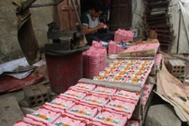 Về làng Địa Linh xem nghề nặn đất 'sinh' ông Công, ông Táo