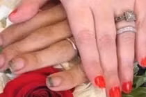Khoe nhẫn cưới ngọt ngào, chú rể bị chỉ trích vì điều xấu hổ này
