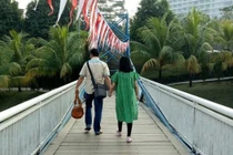 Máy bay Indonesia rơi: Chuyện đằng sau chiếc ốp điện thoại in hình người