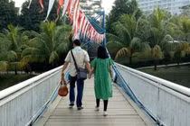 Máy bay Indonesia rơi: Chuyện đằng sau chiếc ốp điện thoại in hình người