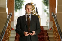 Hoàng tử Đức vừa ra tù, liền nhảy từ tầng 21 tự sát