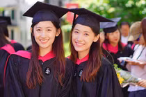 Chị em sinh đôi nổi tiếng người Trung Quốc cùng tốt nghiệp Harvard