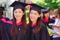 Chị em sinh đôi nổi tiếng người Trung Quốc cùng tốt nghiệp Harvard