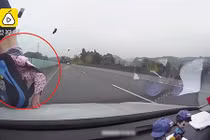 Video: Cụ bà băng qua cao tốc, bị ô tô tông bay người