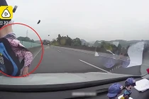 Video: Cụ bà băng qua cao tốc, bị ô tô tông bay người