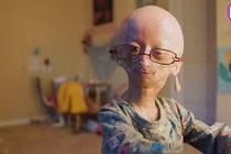 Video: Ngôi sao mạng xã hội 11 tuổi trong dáng hình của bà lão 90