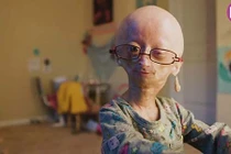 Video: Ngôi sao mạng xã hội 11 tuổi trong dáng hình của bà lão 90