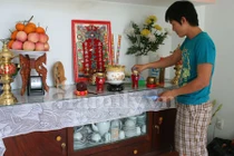 Video: Cách rút chân bát hương và vệ sinh bàn thờ ngày cuối năm