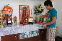 Video: Cách rút chân bát hương và vệ sinh bàn thờ ngày cuối năm