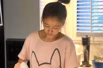 Khoe ảnh mẹ bỉm sữa chăm con, Lâm Tâm Như lộ mặt mộc hoàn hảo