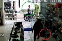 Video: Nữ quái vào cửa hàng, thản nhiên lấy iPhone 7 trên tay bé gái