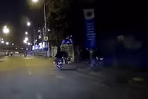 Video:Thanh niên giật phăng 2 ổ bánh mỳ của người bán hàng ven đường 