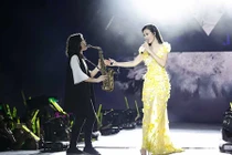 Fan lục đục vì "Đông Nhi không có bản hit"